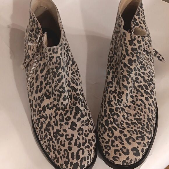 Dolce Vita Leopard Print Ankle Boots. Animal Print, Ankle Boots - Picture 13 of 13